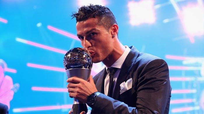 Ronaldo và Messi là những siêu sao của bóng đá thế giới, cả hai đều được đánh giá là những người giỏi nhất nghề trong mọi thời đại. Nếu bạn là fan bóng đá, hãy xem những hình ảnh của họ để cảm nhận được sức mạnh và tài năng của hai cầu thủ vĩ đại này. FIFA là nơi cả hai cầu thủ này luôn được tôn vinh và các giải thưởng danh giá chứng minh sức ảnh hưởng của họ trong giới bóng đá.