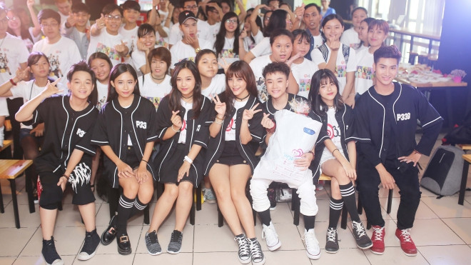 'Doraemon tóc xù' Hoàng Anh cực nhắng trong tiệc sinh nhật cùng nhóm nhạc teen Ảnh 2