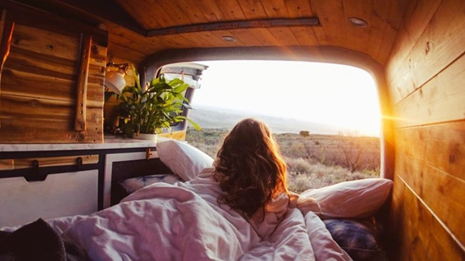 Cặp đôi biến xe cũ thành nhà, chu du khắp thế giới Ảnh 2