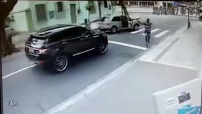 Clip: Phút kinh hoàng của thủ môn tuyển Brazil khi bị cướp dí súng vào đầu Ảnh 2