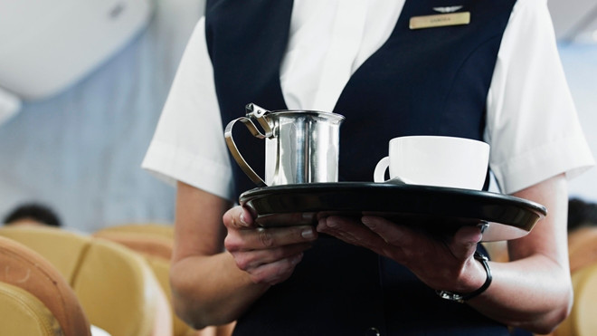 Tiếp viên hàng không tiết lộ lý do tại sao bạn phải suy nghĩ kỹ trước khi uống nước trên máy bay Ảnh 2