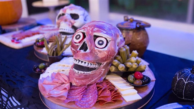 Clip gợi ý 'hóa trang' đồ ăn thành những thứ đáng sợ cho mùa Halloween Ảnh 2