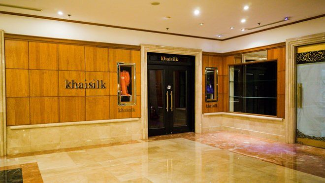 Chuỗi cửa hàng Khaisilk ở Sài Gòn và Hà Nội đồng loạt đóng cửa, dán thông báo 'kiểm tra điều chỉnh hàng hóa' Ảnh 2