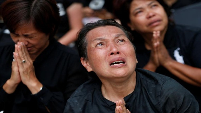 Biển người Thái Lan hoà nước mắt tiễn biệt quốc vương Ảnh 2