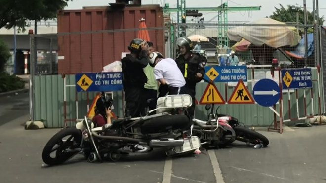 Đình chỉ công tác cảnh sát cơ động ‘lên gối’ khiến nam sinh ngất xỉu giữa Sài Gòn Ảnh 2