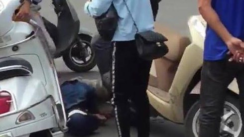 Xôn xao clip nhiều người vây đánh nam thanh niên trên phố vì nghi dàn cảnh cướp giật Ảnh 2