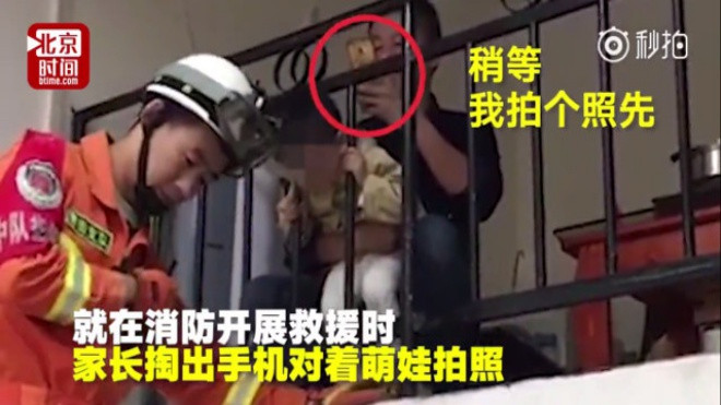 Ông bố sống ảo của năm: Con bị kẹt đầu trong lan can vẫn cố cầm điện thoại chụp ảnh Ảnh 2