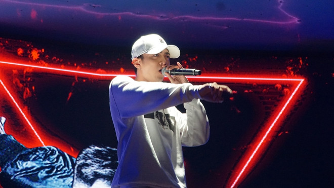 Soobin diện cây trắng, quẩy Halloween nhiệt tình cùng '5000 anh em' Hà Nội Ảnh 2