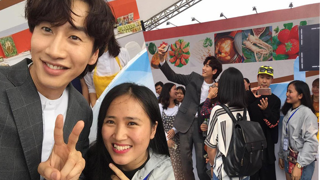 Fan Việt xếp hàng dài, chen chân nhau chụp ảnh cùng Lee Kwang Soo và HaHa Ảnh 2