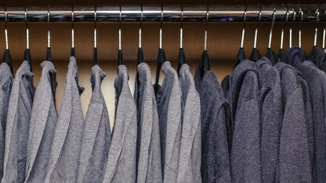 Nhìn tủ quần áo này chẳng ai nghĩ nó là của một trong những người giàu nhất thế giới Ảnh 2