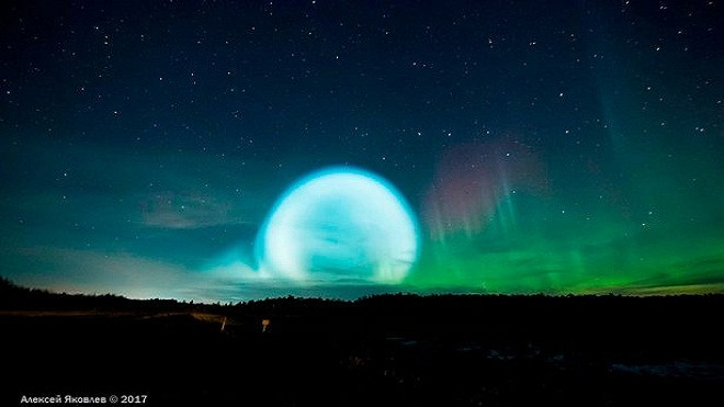 Cầu ánh sáng khổng lồ trên bầu trời Nga: Liệu có phải người ngoài hành tinh? Ảnh 2