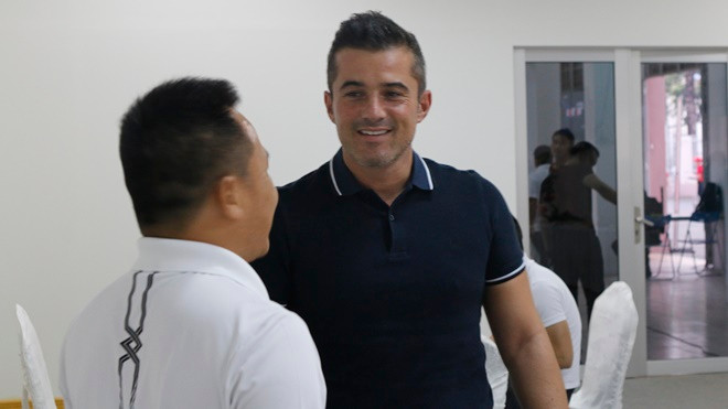 Công Vinh đưa con trai HLV Calisto dự khán trận derby TP.HCM Ảnh 2