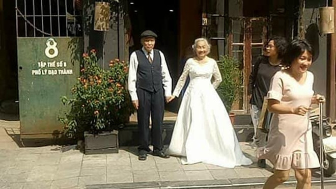 Dân mạng 'phát ghen' vì cặp đôi 'ông bà anh' dẫn nhau lên phố chụp ảnh cưới cực tình tứ Ảnh 2