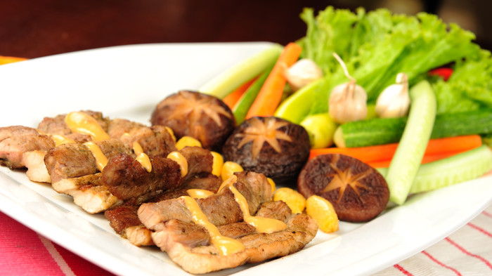 Món ngon mỗi ngày: Cách chế biến bánh gạo xào hải sản và thịt ba rọi nướng trà xanh Ảnh 2