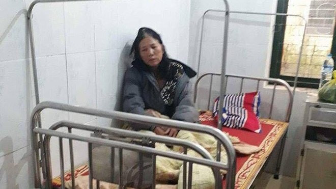 Nhóm thanh niên nắm đầu người phụ nữ 61 tuổi đập mạnh vào tường, rút dao doạ giết Ảnh 2