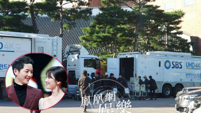 Phóng viên rầm rộ tác nghiệp đám cưới, Song Hye Kyo và bố chồng đã đến Ảnh 2
