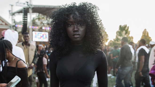 'Búp bê da màu' bỗng chốc nổi như cồn nhờ làn da đen như than Ảnh 2