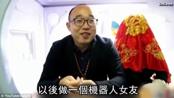 Quá mệt mỏi vì bị giục cưới, anh chàng Trung Quốc cưới luôn robot để thoát ế Ảnh 2