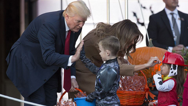 Năm đầu tiên ở Nhà Trắng, vợ chồng Tổng thống Trump đón Halloween như thế nào? Ảnh 2