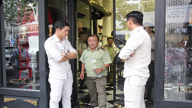 Đồng loạt kiểm tra 3 cửa hàng Khaisilk ở Sài Gòn Ảnh 2