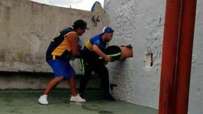 Chui qua lỗ để 'ăn gian' chỗ ngồi, CĐV nhận kết cục 'đắng lòng' Ảnh 2