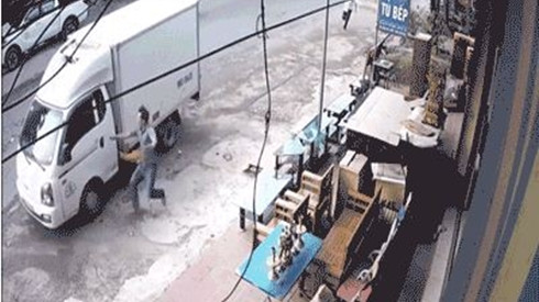 Ô tô tải quên khóa phanh, trôi tự do xuống dốc, đâm vào xe khách rồi mới dừng lại Ảnh 2