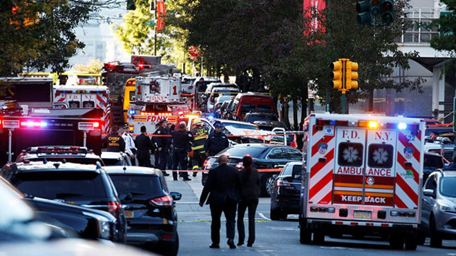 Halloween 'đẫm máu' của nước Mỹ: Xe điên tấn công làm 8 người chết, hàng loạt xe bị đâm nát Ảnh 2