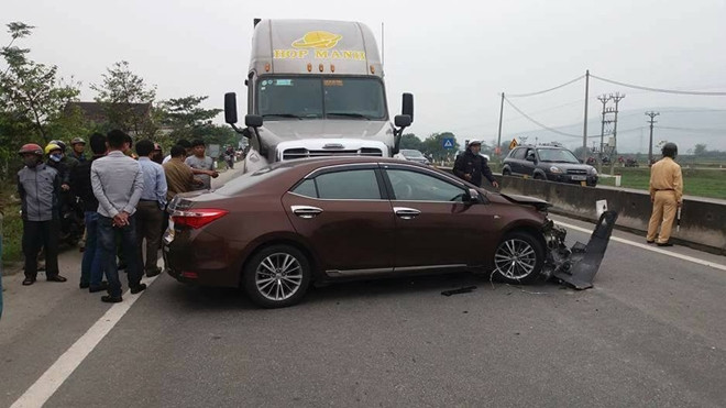 Tai nạn liên hoàn giữa 3 ô tô, 5 người thoát chết Ảnh 2