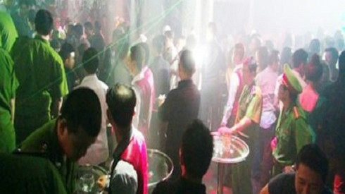 30 thanh niên hỗn chiến với bảo vệ quán bar, súng nổ khiến 2 người bị thương Ảnh 2