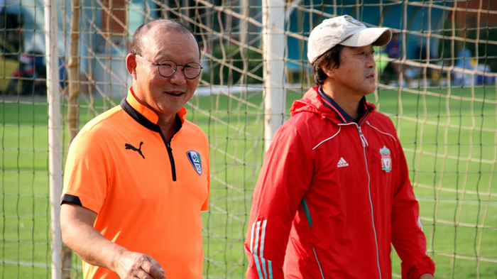 HLV Park Hang Seo túc tắc tập thể dục, cử trợ lý quan sát U19 Việt Nam Ảnh 2