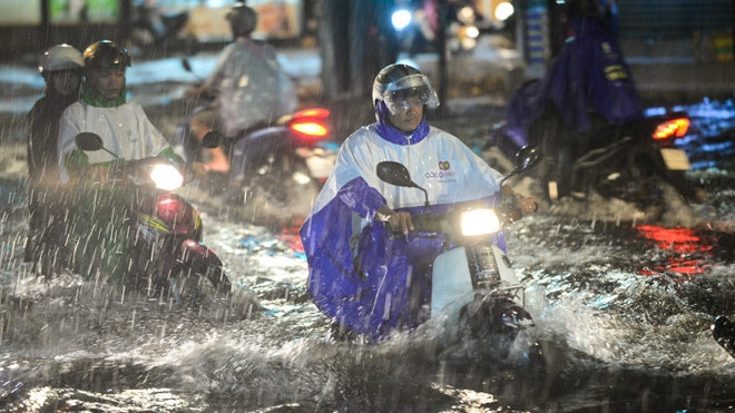 Sẵn sàng sơ tán người khi áp thấp mạnh thành bão ập vào Sài Gòn Ảnh 2