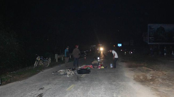 Hai xe máy đối đầu, một người rơi xuống ruộng, người còn lại tử vong Ảnh 2