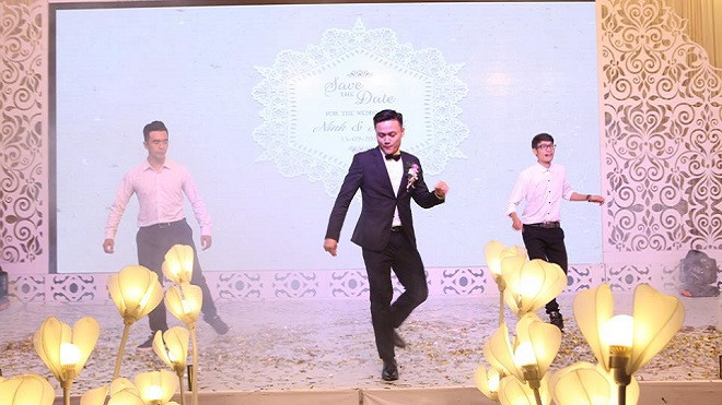 Chú rể nhảy cực sung hit của Sơn Tùng MTP trên sân khấu tặng cô dâu Ảnh 2