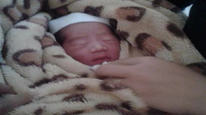 Bé gái bị bỏ rơi trong đêm còn nguyên dây rốn Ảnh 2