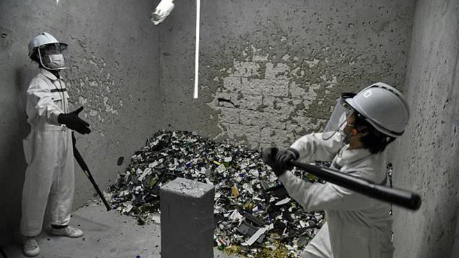 Đập phá đồ đạc cho bõ tức - cách xả stress không giống ai của dân Singapore Ảnh 2