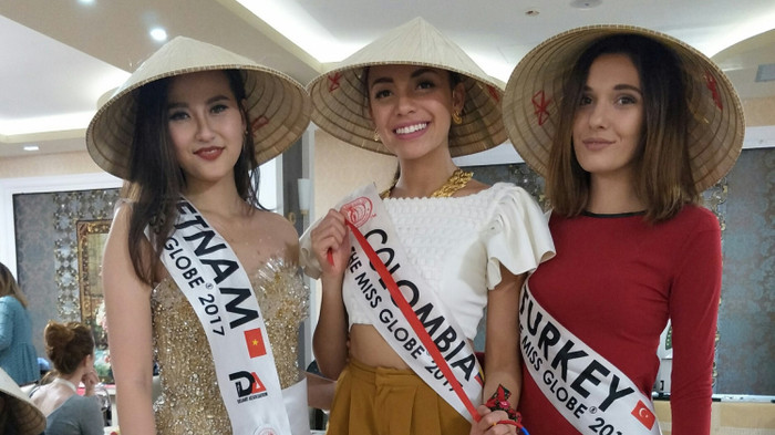 Khánh Ngân tự tay tặng nón lá Việt Nam cho thí sinh Miss Globe 2017 Ảnh 2