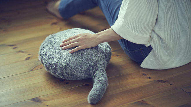 Đây là chiếc gối ôm biết ngoe nguẩy đuôi như mèo, ai thích vuốt ve phải thích mê Ảnh 2