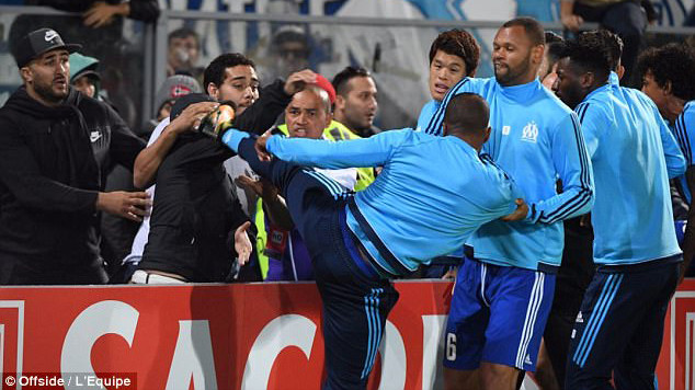 Cựu sao MU nhận thẻ đỏ lịch sử vì tái hiện cú kung-fu của huyền thoại Cantona Ảnh 2