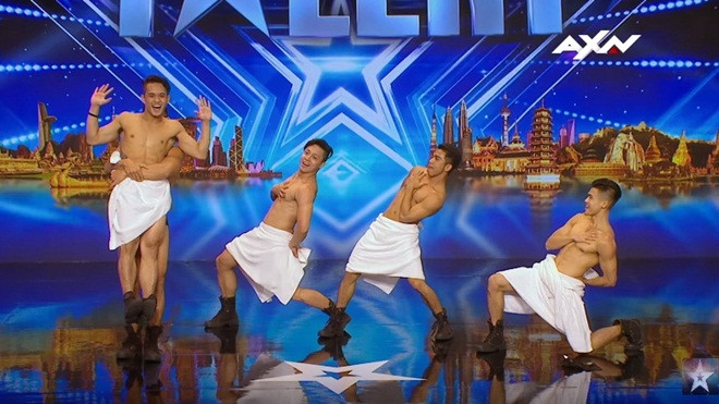 Múa khăn với độc một chiếc quần lót, 5 hotboy sáu múi khiến khán giả phấn khích tột độ Ảnh 2