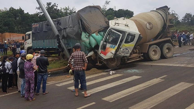 Bị ôtô tông chết khi đang dừng xe chờ đèn xanh Ảnh 2