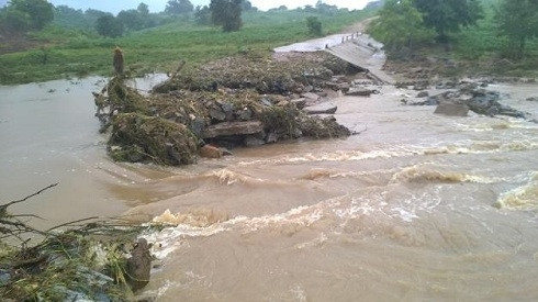 Đắk Lắk: Mưa lớn gây sập cầu, nhiều địa phương bị cô lập Ảnh 2