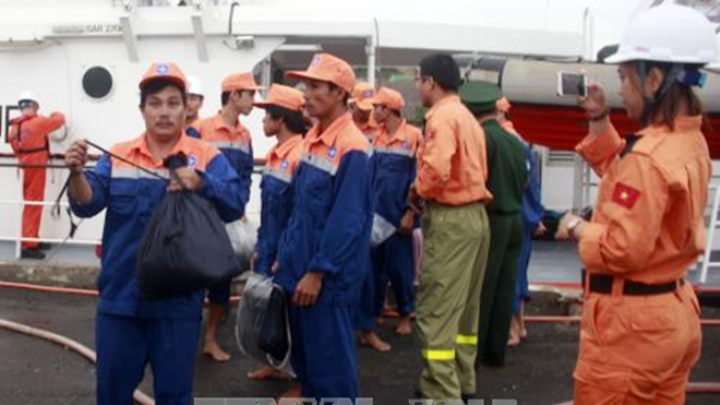 Cứu hộ an toàn 13 ngư dân gặp nạn trên đường tránh trú bão số 12 Ảnh 2