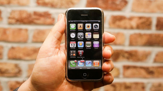 Quên iPhone X đi, cách chiếc iPhone đời đầu về Việt Nam 10 năm trước mới thật sự thú vị Ảnh 2