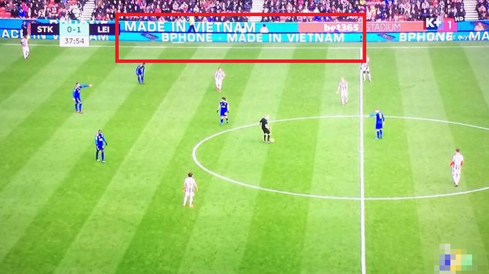 Biển quảng cáo Bphone xuất hiện tại giải Ngoại hạng Anh khiến fan Việt thích thú Ảnh 2