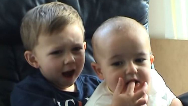 Hai cậu nhóc cắn tay nhau gây sốt YouTube 10 năm trước giờ ra sao Ảnh 2