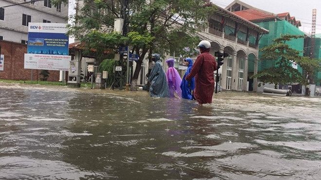 Lũ lên cực nhanh, Thừa Thiên - Huế, Quảng Nam chìm trong biển nước Ảnh 2