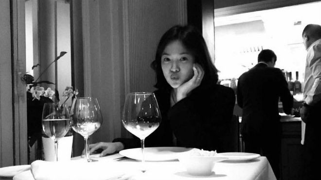 Hé lộ về kỳ trăng mật, Song Hye Kyo đăng ảnh đeo nhẫn cưới lấp lánh được ông xã chụp cho Ảnh 2