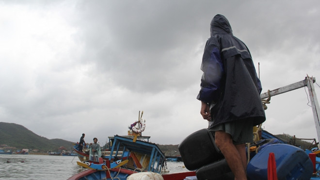 Người hùng lao ra biển cứu hơn 200 ngư dân bị lật bè trong bão số 12 Ảnh 2