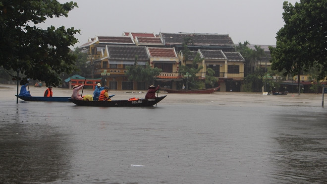 Phố cổ Hội An chìm trong biển nước, người dân dùng thuyền để đi lại Ảnh 2
