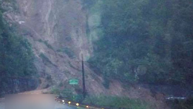 Lở núi ở TT-Huế, 21 người mắc kẹt đốt lửa chờ ứng cứu Ảnh 2